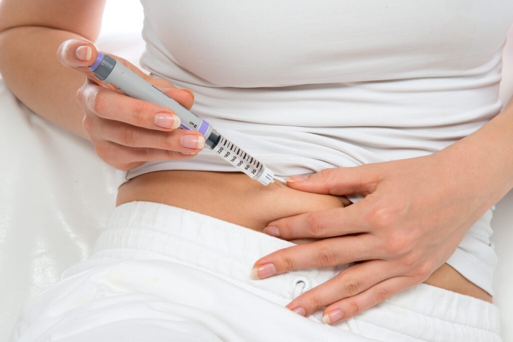 diabetes-patient-using-insulin-shot-in-belly